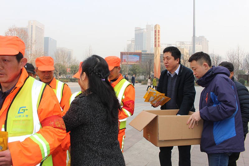 陕西金年会集团发展“关爱环卫工人●暖心送口罩”公益活动