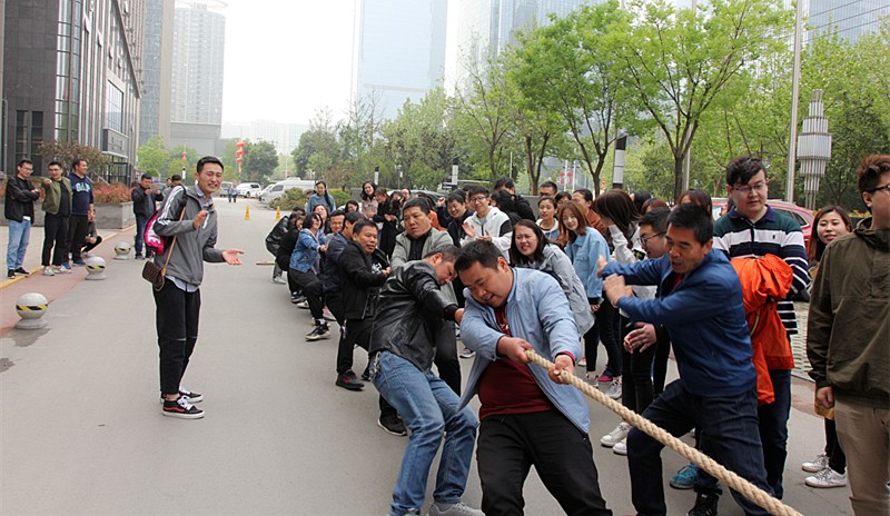 陕西金年会集团工会组织进行春季拔河角逐