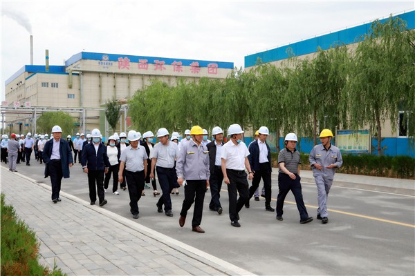 陕西金年会集团复工复产促增长项目观摩会议与会人员走进大秦国源三秦金年会秦国园区在榆项目