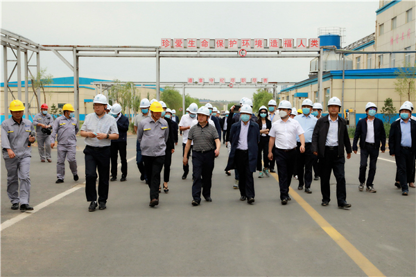 陕西金年会集团复工复产促增长项目观摩会议与会人员走进大秦国源三秦金年会秦国园区在榆项目