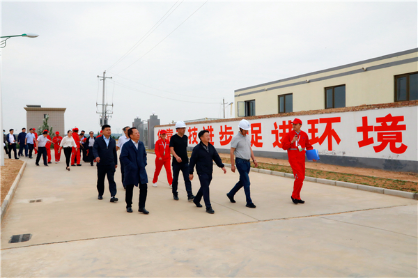 陕西金年会集团复工复产促增长项目观摩会议与会人员走进绿色能源公司油气公司水环境公司陕北片区项目