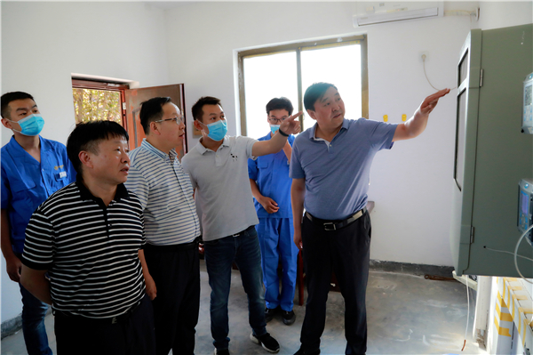 陕西金年会集团复工复产促增长项目观摩会议与会人员走进绿色能源公司油气公司水环境公司陕北片区项目