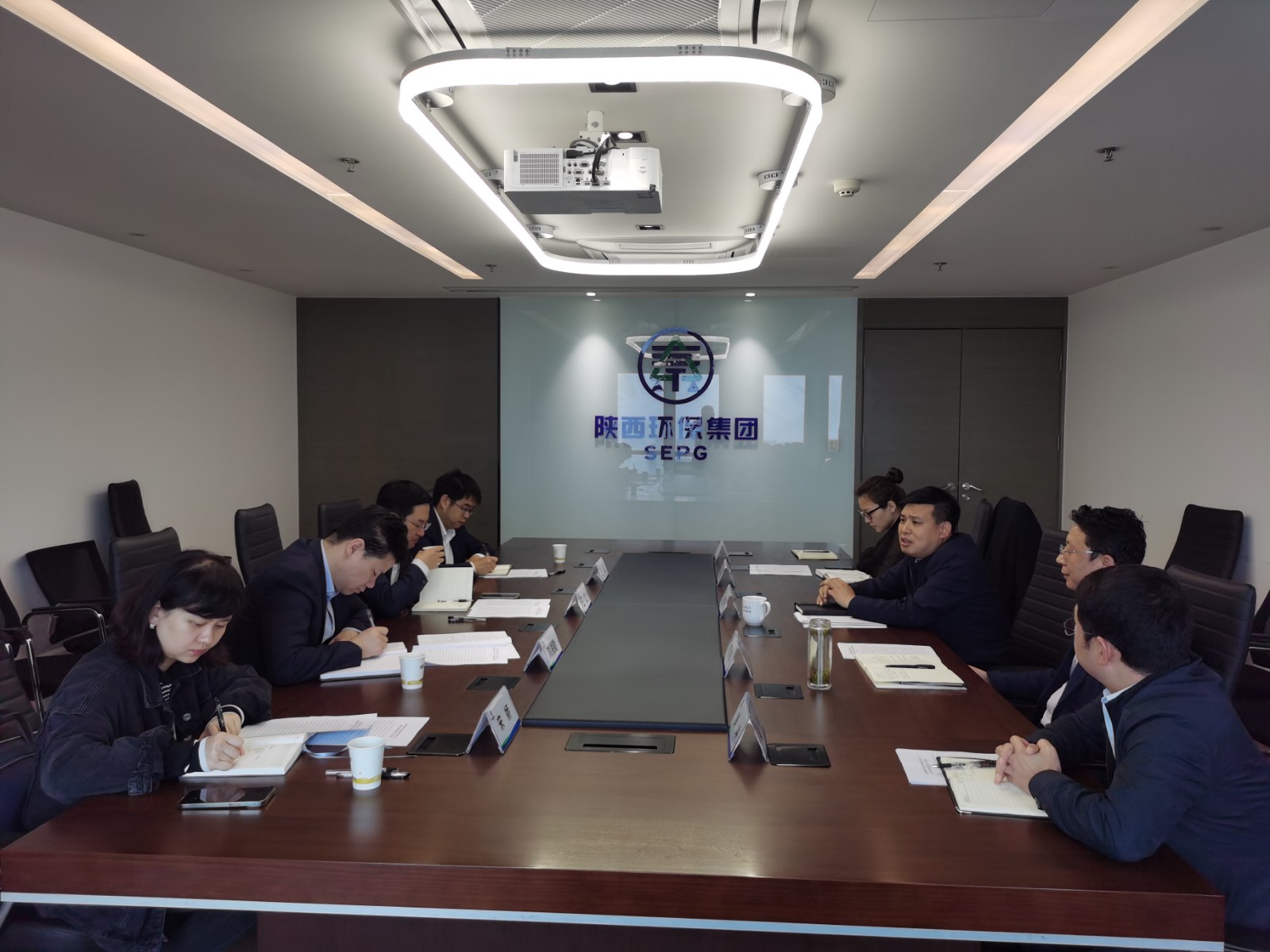 省纪委监委驻陕西金资公司纪检监察组到陕西金年会集团互换座谈