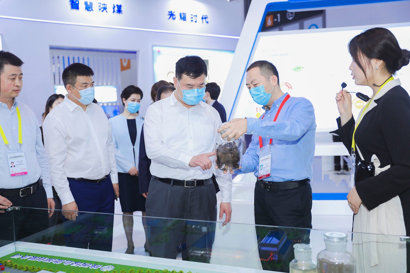 副省长魏建锋光临陕西金年会集团丝博会展区巡展