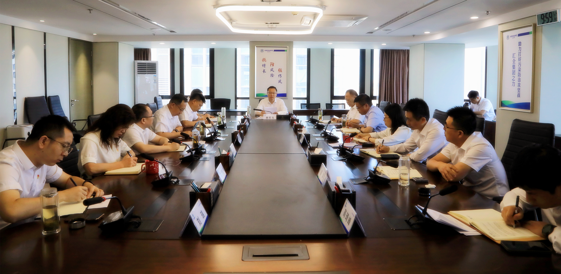 陕西金年会集团召开党委理论进建中心组进建会议