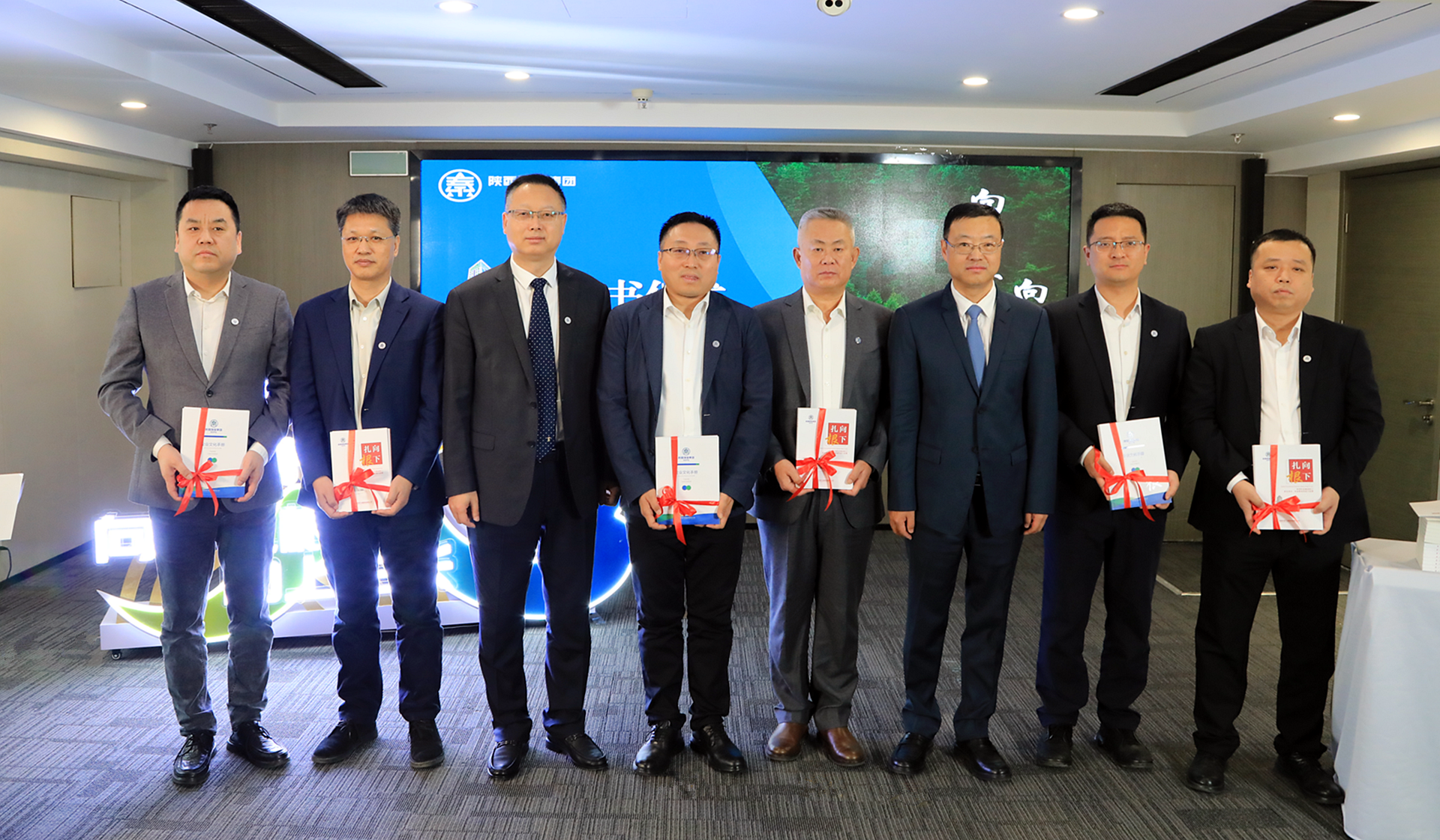 向下扎根 向上成长｜陕西金年会集团召开“根”文化品牌颁布暨高质量发展十周年座谈会