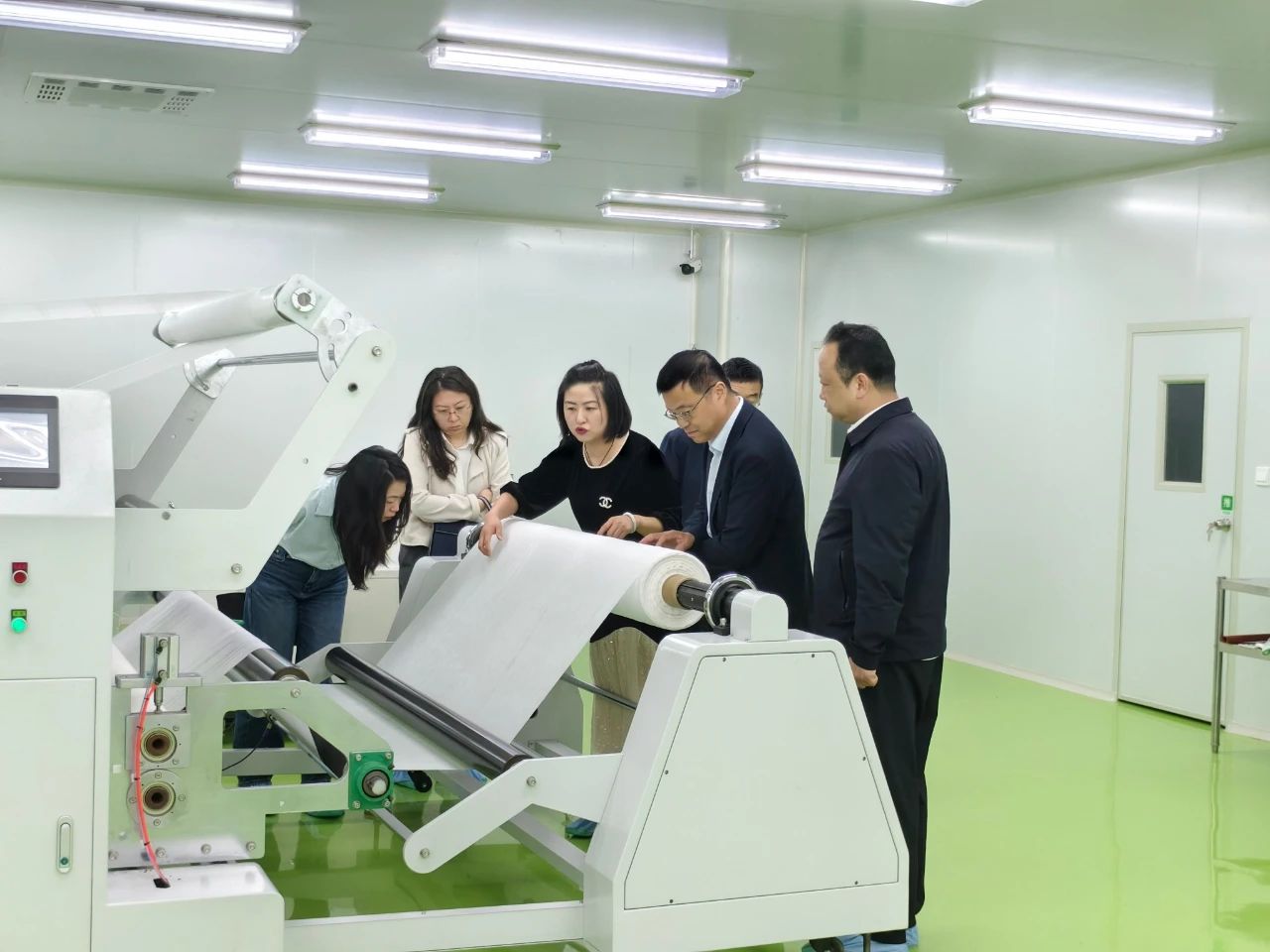 宋世杰赴钻研院高压静电纳米纤维纺丝技术研发项目调研