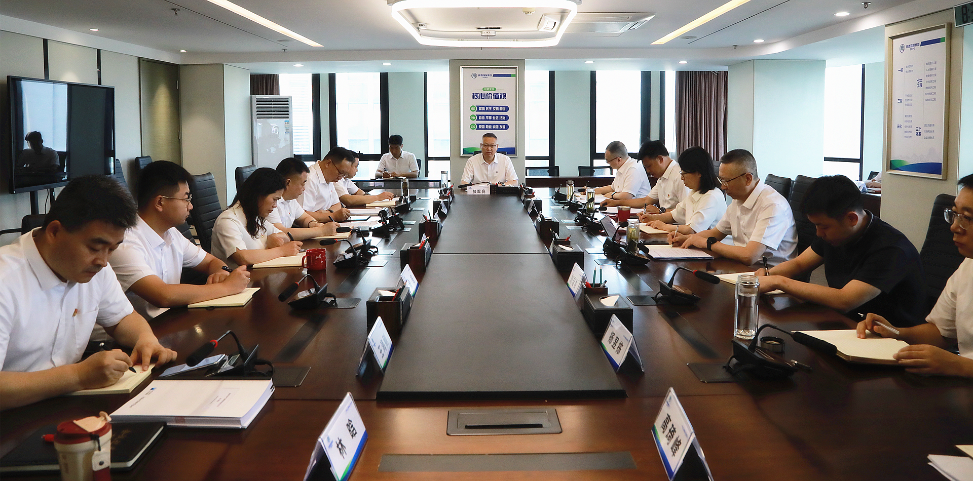 陕西金年会集团理论进建中心组进建会议强调 以优越风格凝心聚力干事创业